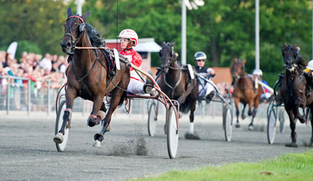 S� er spillet i gang til braget p� travbanen