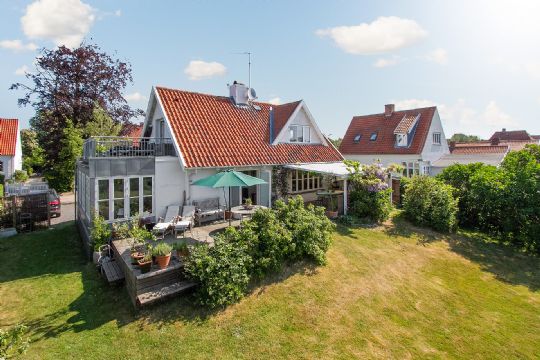 Villa med strandstykke i R�nne