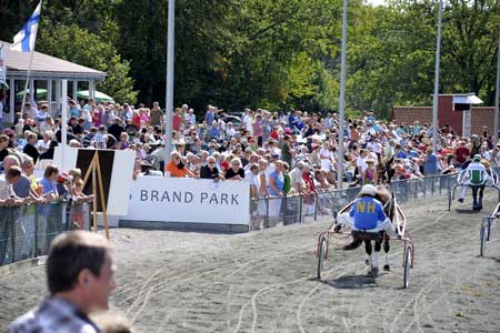 Travbanen fylder �r i morgen