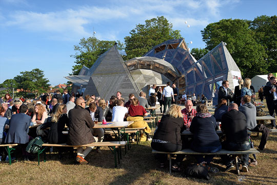 Den typiske folkem�deg�st er offentligt ansat