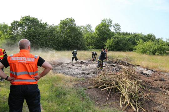 Rester af Sankt Hans-b�l ulmede