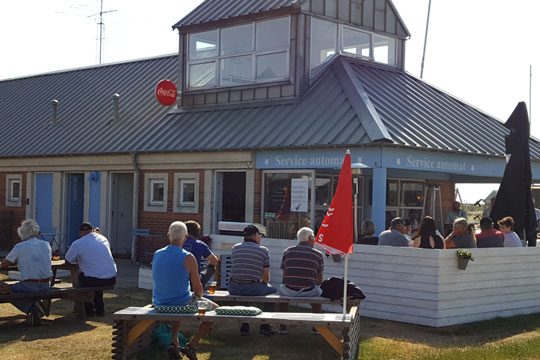 Sommercaf� �bnet med fuld musik