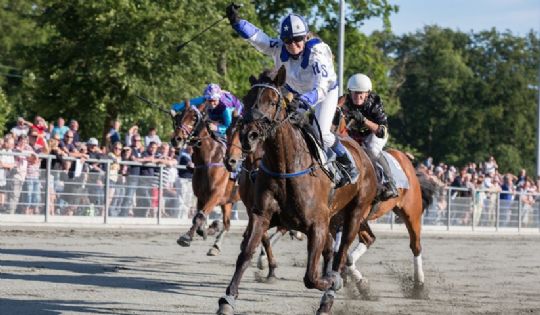 - F�rste gang ung pige skal ride for mig