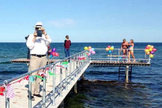 Festlig indvielse af ny badebro i Sandvig