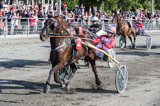 Spillerne straffede sm� felter p� travbanen