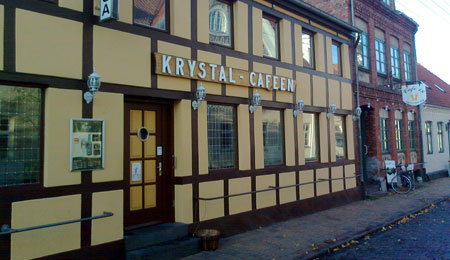 To m�nd i slagsm�l p� v�rtshus