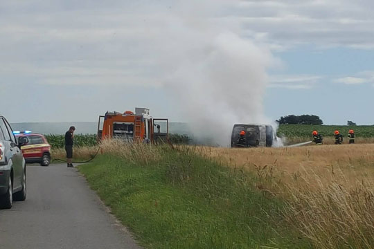 Varebil udbr�ndte - vejen sp�rret i timer