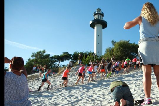 Hurtigt ungdomsfelt i sandet