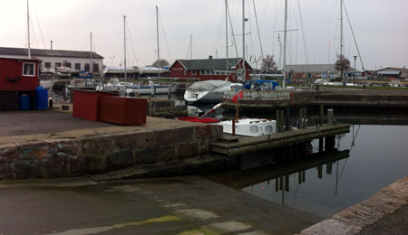 Drenge smed knallert i havn