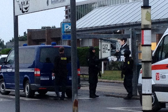 Sv�rt bev�bnet politi i lufthavnen