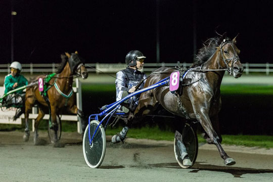 Us�dvanlig h�j triooms�tning i sidste l�b p� travbanen