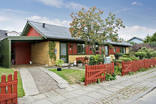 Velindrettet parcelhus med flot have