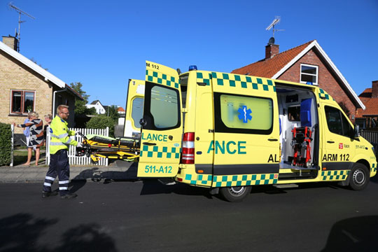 Cyklist p�k�rte bil