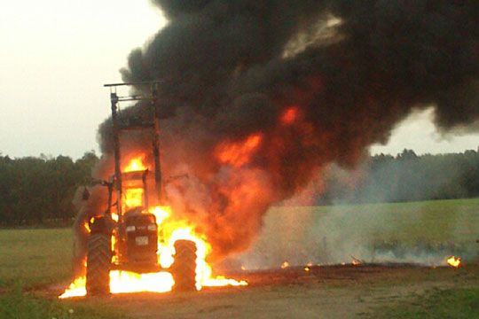 Traktor udbr�ndte i �stermarie