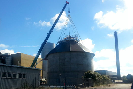 25 tons tungt tag l�ftet p� plads