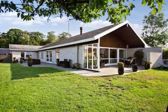 Stor moderne familievilla i R�nne