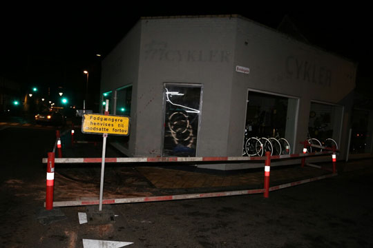 Beruset bilist k�rte ind i cykelbutik