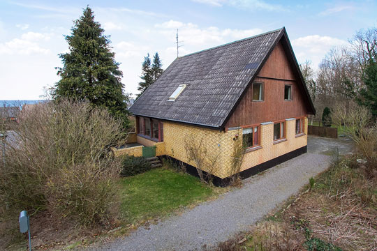 Stort hus i Tejn med udsigt til havet