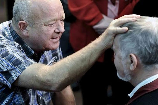 Pr�dikant vil helbrede p� Bornholm