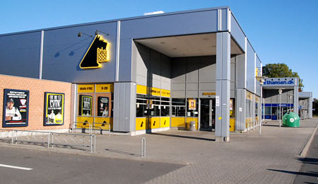 Vild bilkørsel ved butikscenter