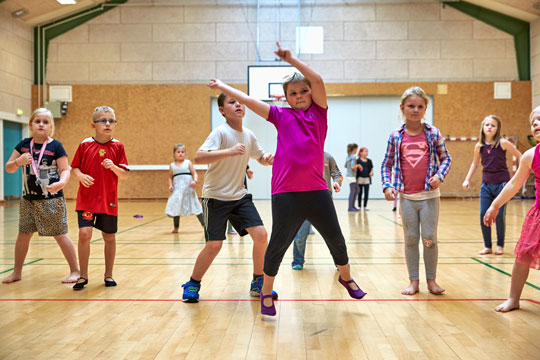 Sm� elever til stort legest�vne