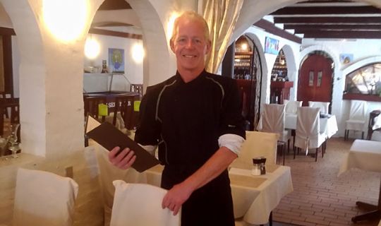 Restaurant �bner med fuldt hus