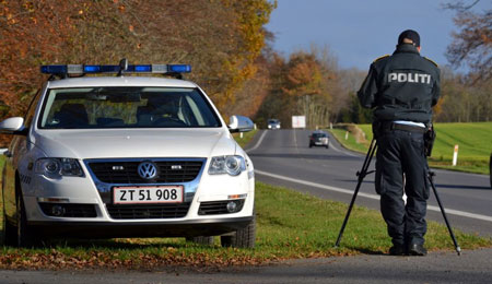 Politiet tjekker bilers fart og tilstand