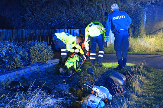 Kvindelig motorcyklist kv�stet i solouheld