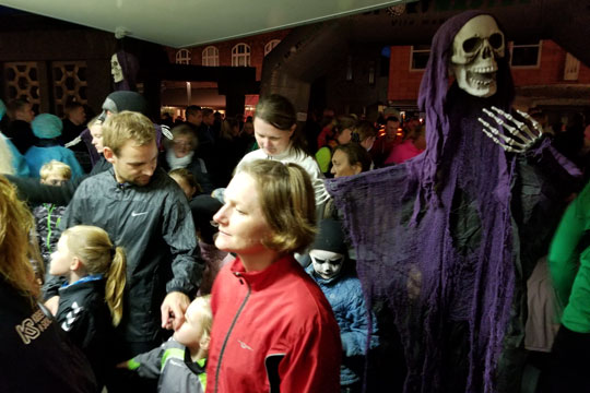 Over 350 deltog i Halloweenl�b