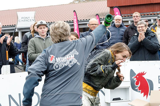 Laura Pedersen amat�rchamp p� travbanen