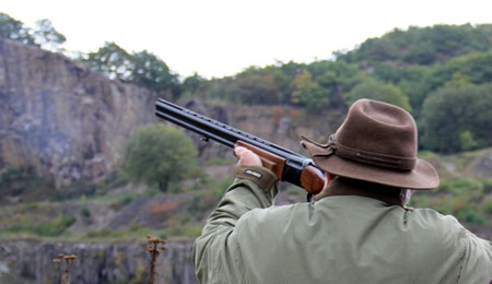 J�ger ramte anden j�ger med skud