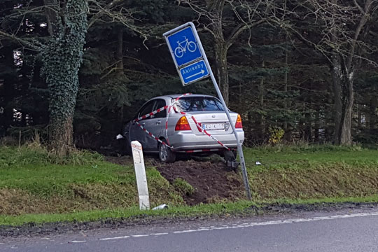 Bil med fem unge k�rte galt ved Pedersker