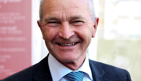 Kritisk bog fra skuffet Knud Andersen