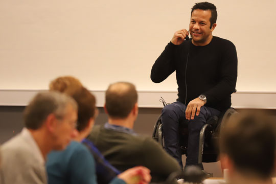 Omkring 200 ville se og h�re Jason Watt