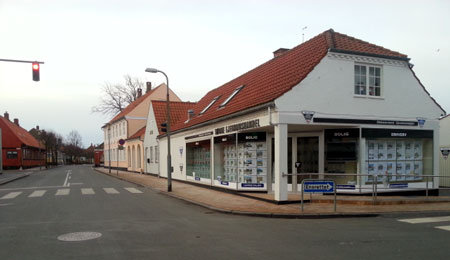 Sm� lokale m�glere s�lger f�rre boliger