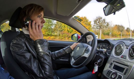 Kvindelig bilist talte i mobiltelefon