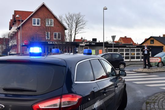 Varebil ramte cyklist i rundk�rsel