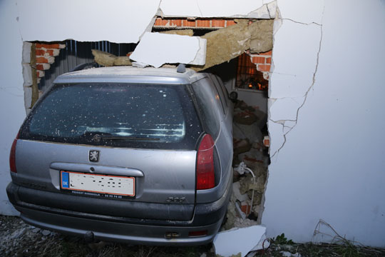 Personbil bragede ind i b�rnev�relse