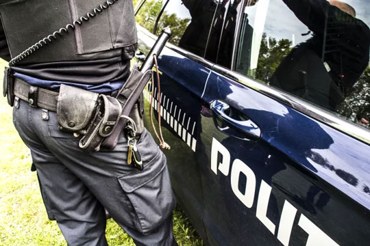 18-�rig d�mt for at p�k�re politibetjent