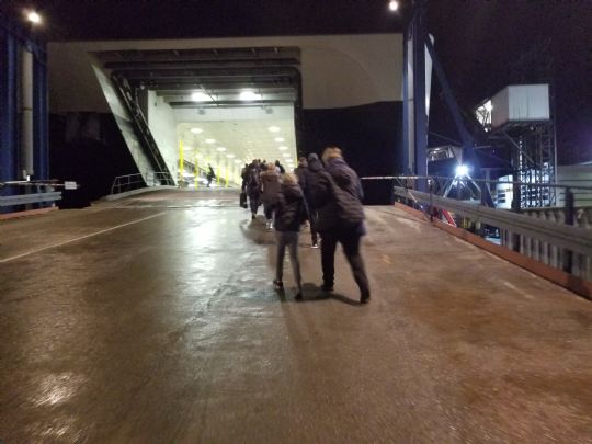 Passagerer m�tte via bilrampen