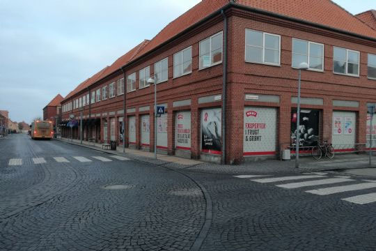 Varebil k�rte ind i Meny i R�nne