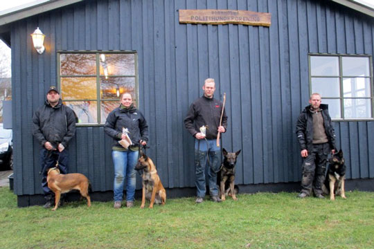 Politihunde �vede med bind for �jnene