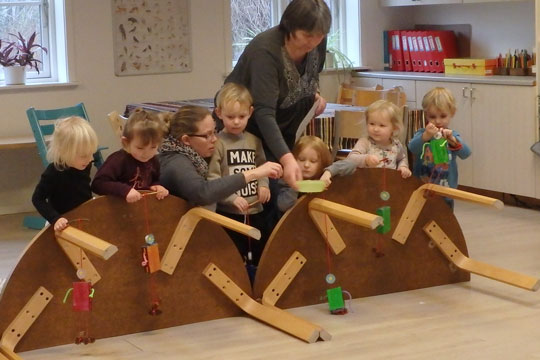 B�rn spillede dukketeater