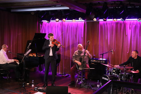 Fint bes�g i Raschs Pakhuz