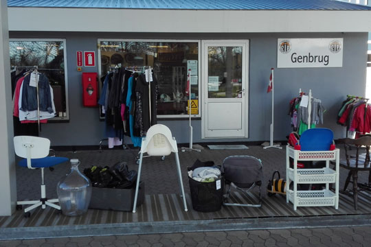 PIFs genbrugsbutik en succes