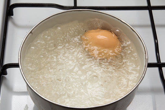 Kog �ggene i meget lidt vand