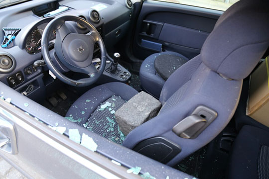 Smed sten gennem bilrude