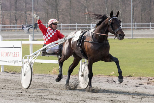 Spot On i �bningsl�bet p� travbanen