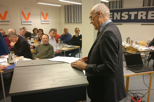 Venstre: Pressen f�r begr�nset adgang