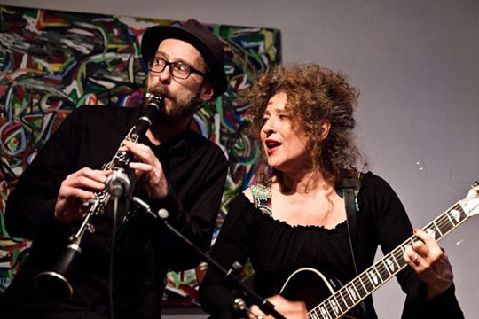 Sm� elever optr�der i Svaneke